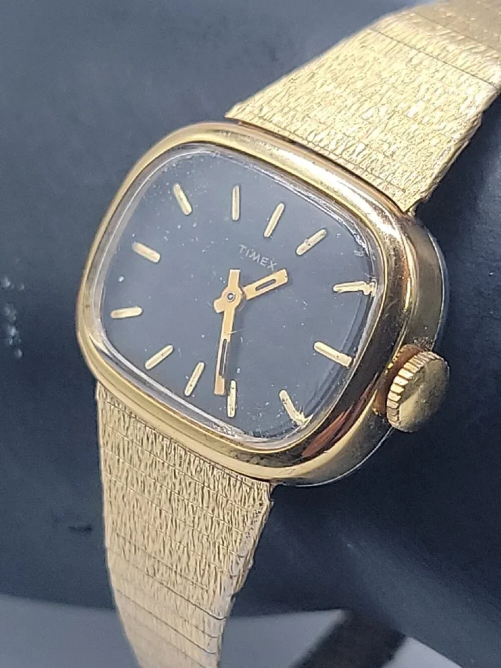 Vtg Timex Mechanical Ladies Watch Black Dial Gold Tone Textured Mesh Band 7.5